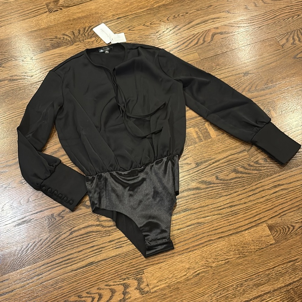 Line & Dot NWT black long sleeve bodysuit with cuff detail buttons, xS